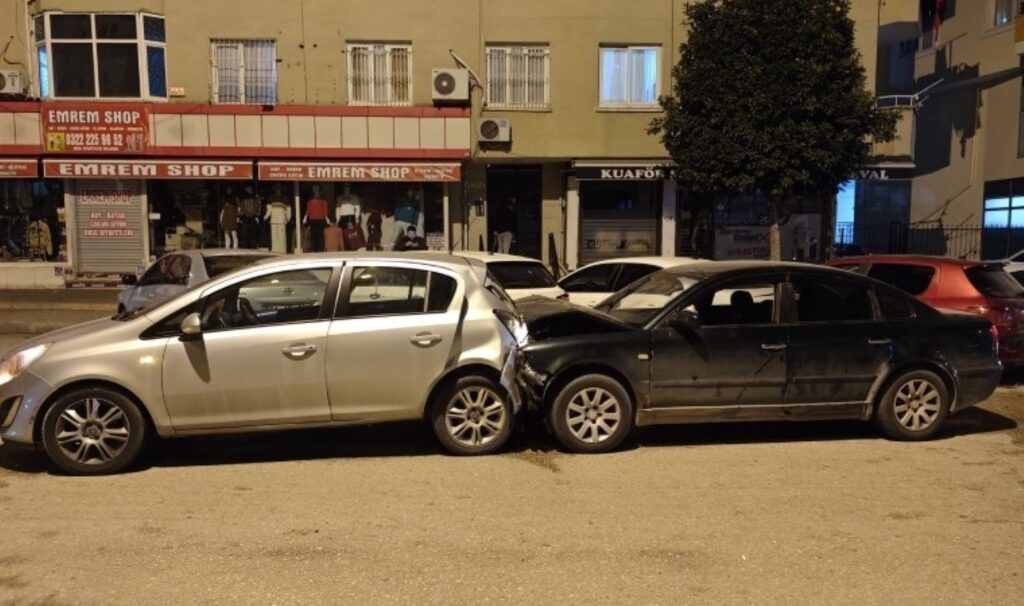 adanada otomobil park halindeki 5 araca carpti 1i agir 3 yarali MAC8Obpg