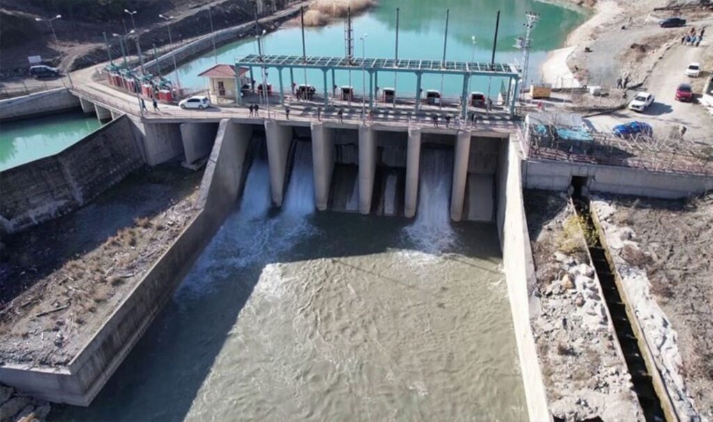 adiyamanda kayip kadini bulmak icin hes baraji bosaltildi 8TXGPGVL