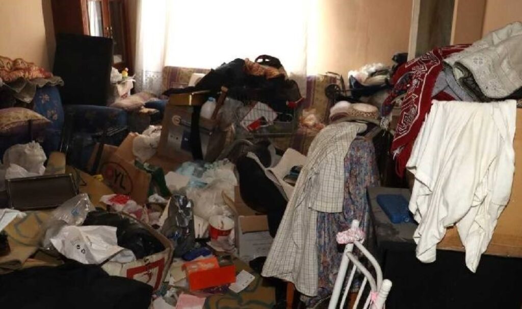 belediye ekipleri de sasirdi mersinde bir evden 10 kamyon cop cikti sNXD81HH