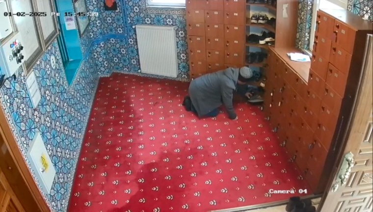 beyoglunda pes dedirten hirsizlik camide namaz kiliyor gibi yapip ayakkabi caldi savunmasi sasirtti 1 KTED9vdY