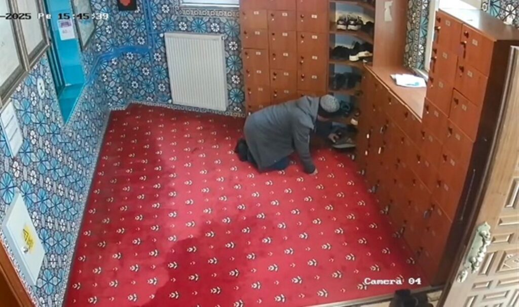 beyoglunda pes dedirten hirsizlik camide namaz kiliyor gibi yapip ayakkabi caldi savunmasi sasirtti wey4qdnw