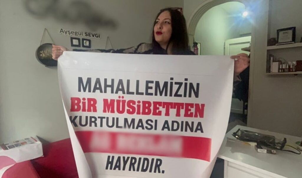 bursada bir garip hayir isi surekli tartistigi komsusu tasininca lokma dagitti QDnCOUIf