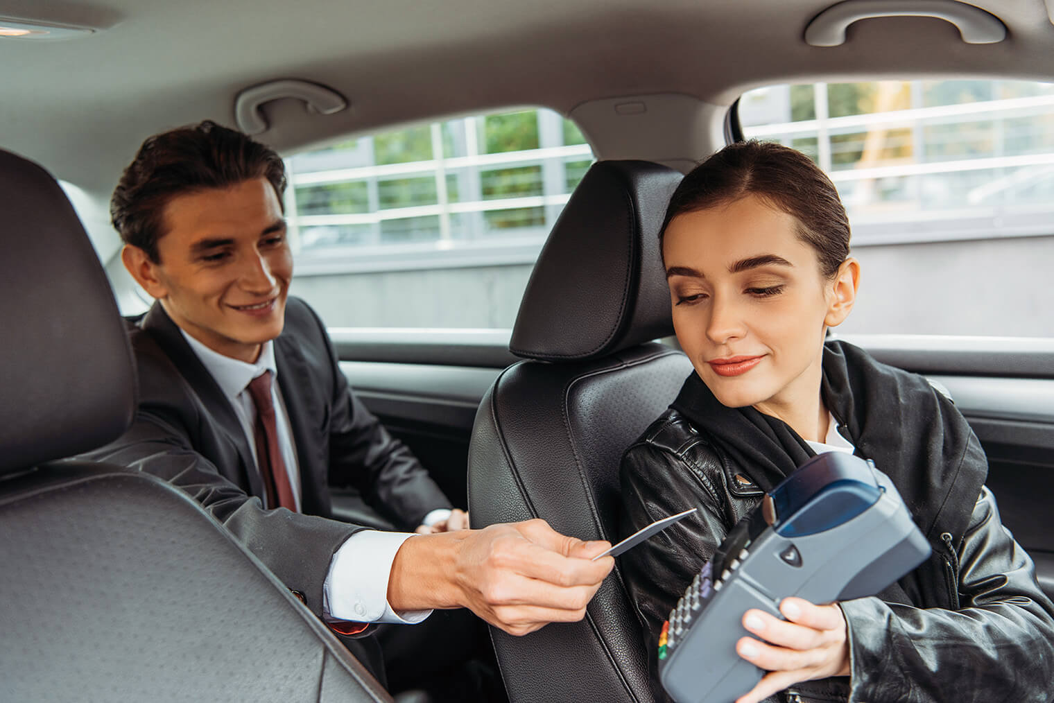 İvedik Oto Elektronik - Ankara'da Güvenilir Oto Elektronik Servisi 7 businessman-paying-off-with-credit-card-in-taxi-2023-01-06-18-55-28-utc.jpg