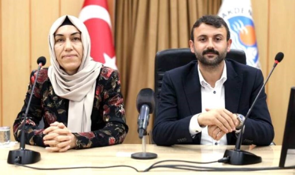 DEM Partili vekil duyurdu: Akdeniz Belediyesi eş başkanlarına gözaltı 5 dem partili vekil duyurdu akdeniz belediyesi es baskanlarina gozalti kldA81wp