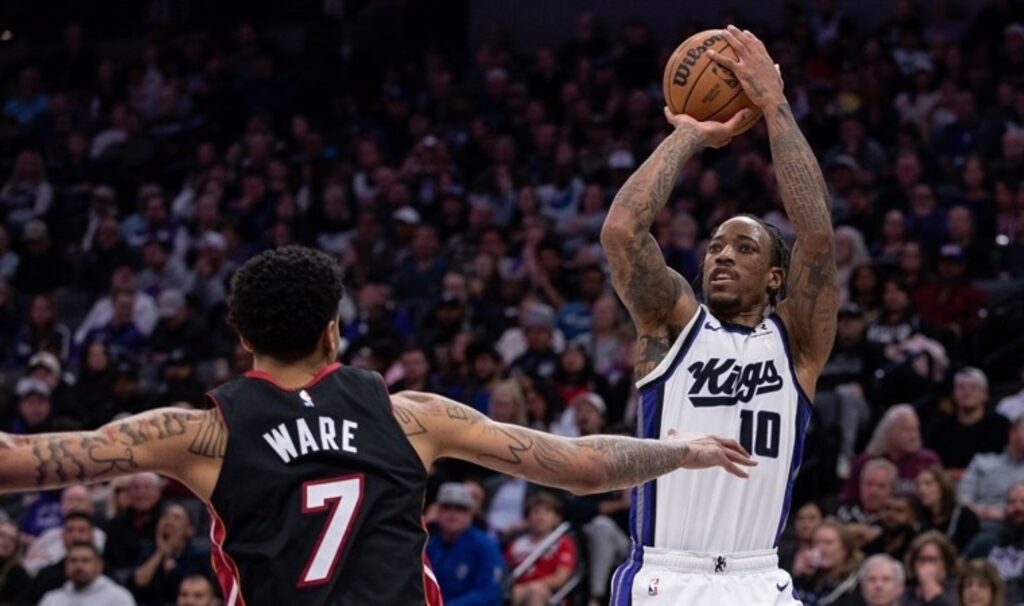 DeRozan yıldızlaştı: Sacramento Kings uzatmada kazandı! 5 derozan yildizlasti sacramento kings uzatmada kazandi kKiRXpIY