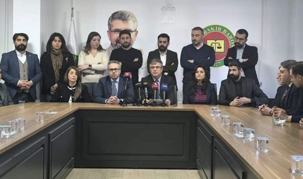 Diyarbakır Barosu'ndan Tahir Elçi cinayeti açıklaması: “Cezasızlık politikası hukukla anlatılamayacak, aşılamayacak bir düzeydedir'' 5 diyarbakir barosundan tahir elci cinayeti aciklamasi cezasizlik politikasi hukukla anlatilamayacak asilamayacak bir duzeydedir OA5WIpn7