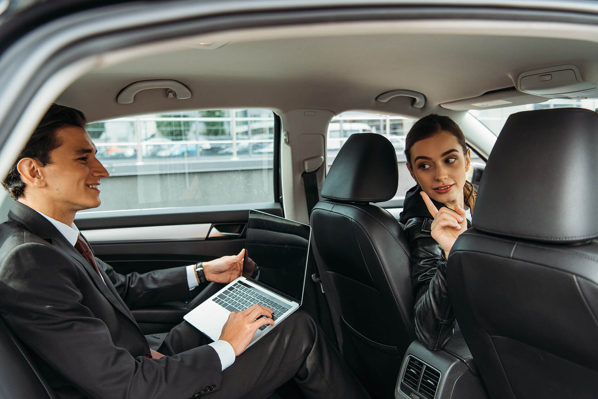 İvedik Oto Elektronik - Ankara'da Güvenilir Oto Elektronik Servisi 8 driver-talking-to-businessman-with-laptop-in-taxi-2022-12-16-19-53-13-utc.jpg