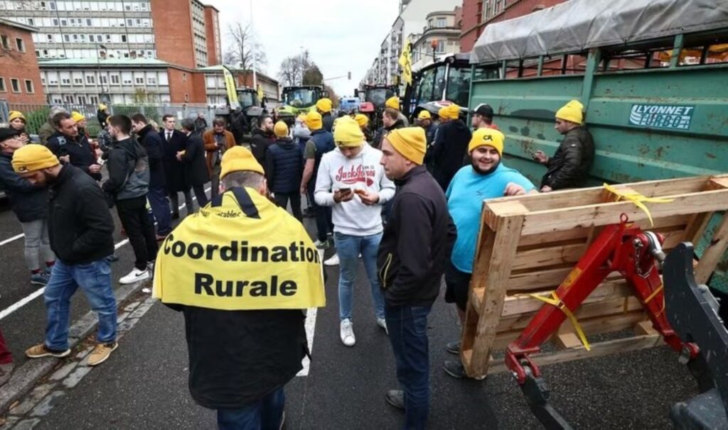 fransada ciftciler eylemde traktorler trafigi aksatti 5hl2zWCf