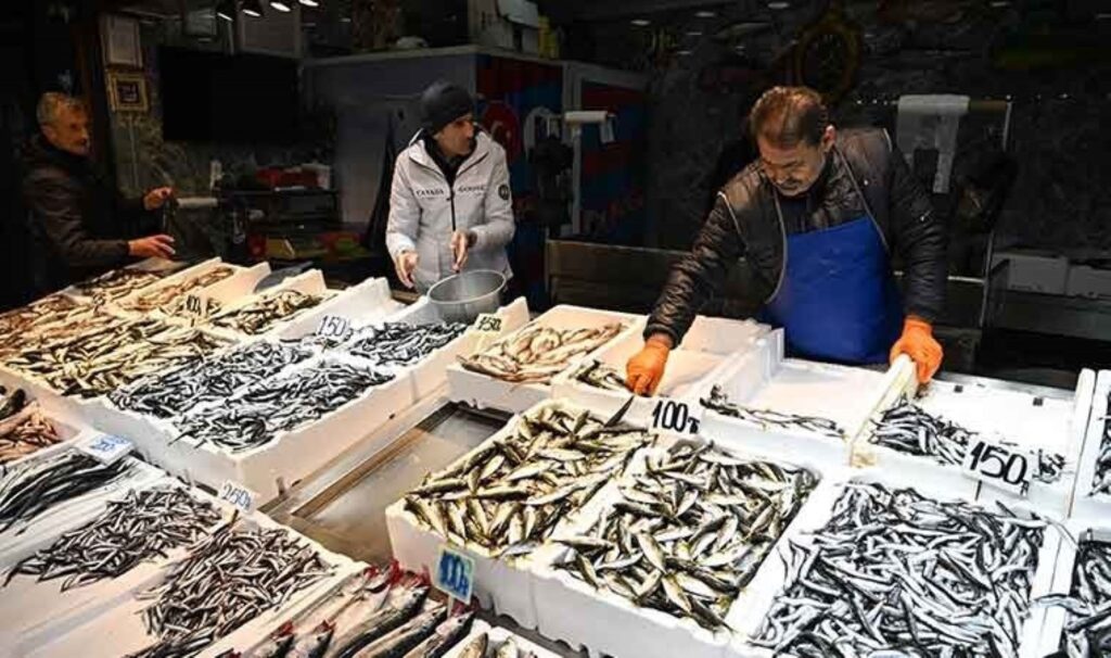Hamsi tezgahları şenlendirdi: Fiyatını gören sıraya girdi 9 hamsi tezgahlari senlendirdi fiyatini goren siraya girdi QsEPJilR