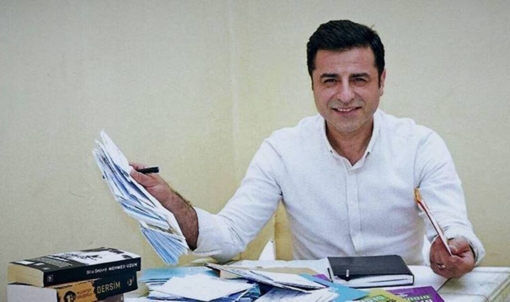 'İnisiyatif Öcalan'da' mesajı... Selahattin Demirtaş'tan yeni süreç için destek, Erdoğan ve Bahçeli ile Özel'e teşekkür açıklaması 3 inisiyatif ocalanda mesaji selahattin demirtastan yeni surec icin destek erdogan ve bahceli ile ozele yy2aOsgu