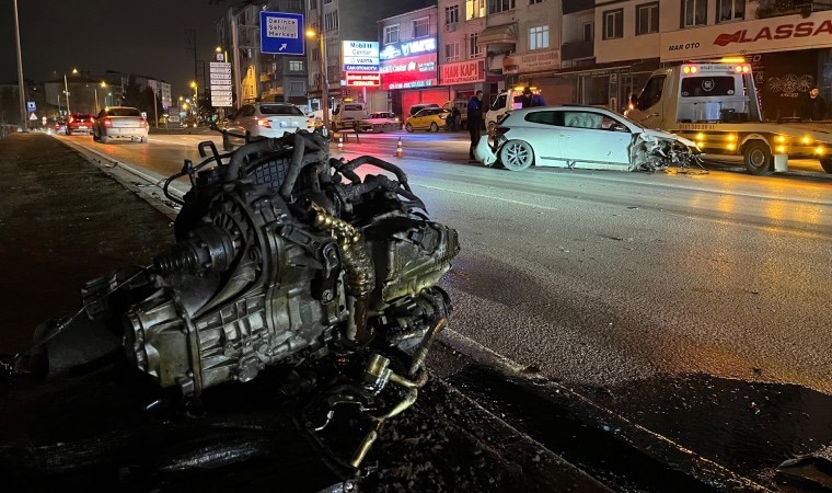 kocaelinde feci kaza otomobilin motoru koptu 2 yarali 0