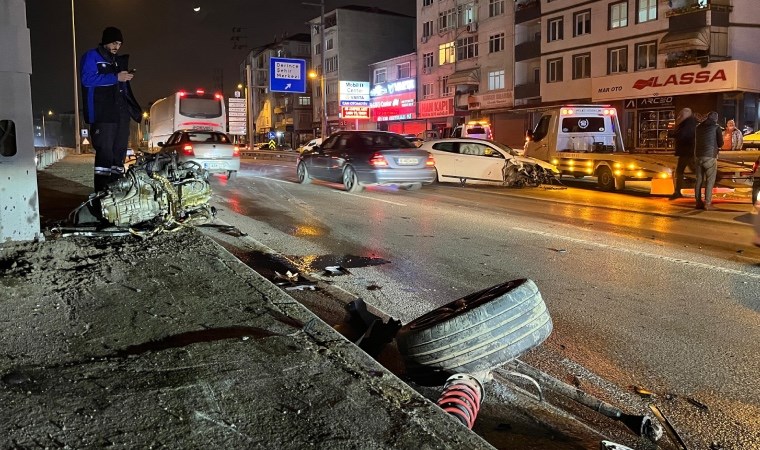 kocaelinde feci kaza otomobilin motoru koptu 2 yarali 1