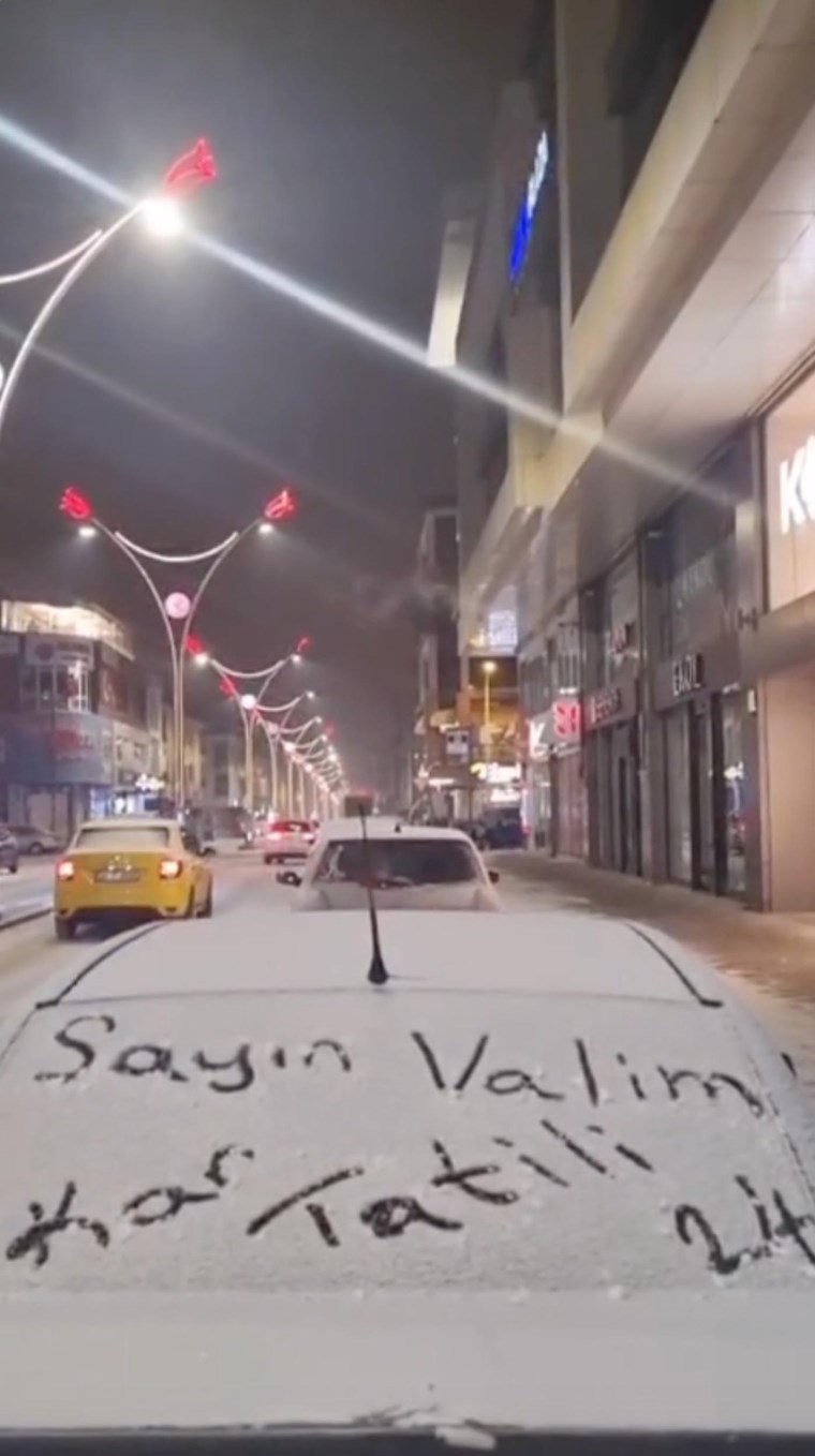 otomobil camina kar tatili yazan ogrencilere validen gulduren yanit 0 D2cCG4wA