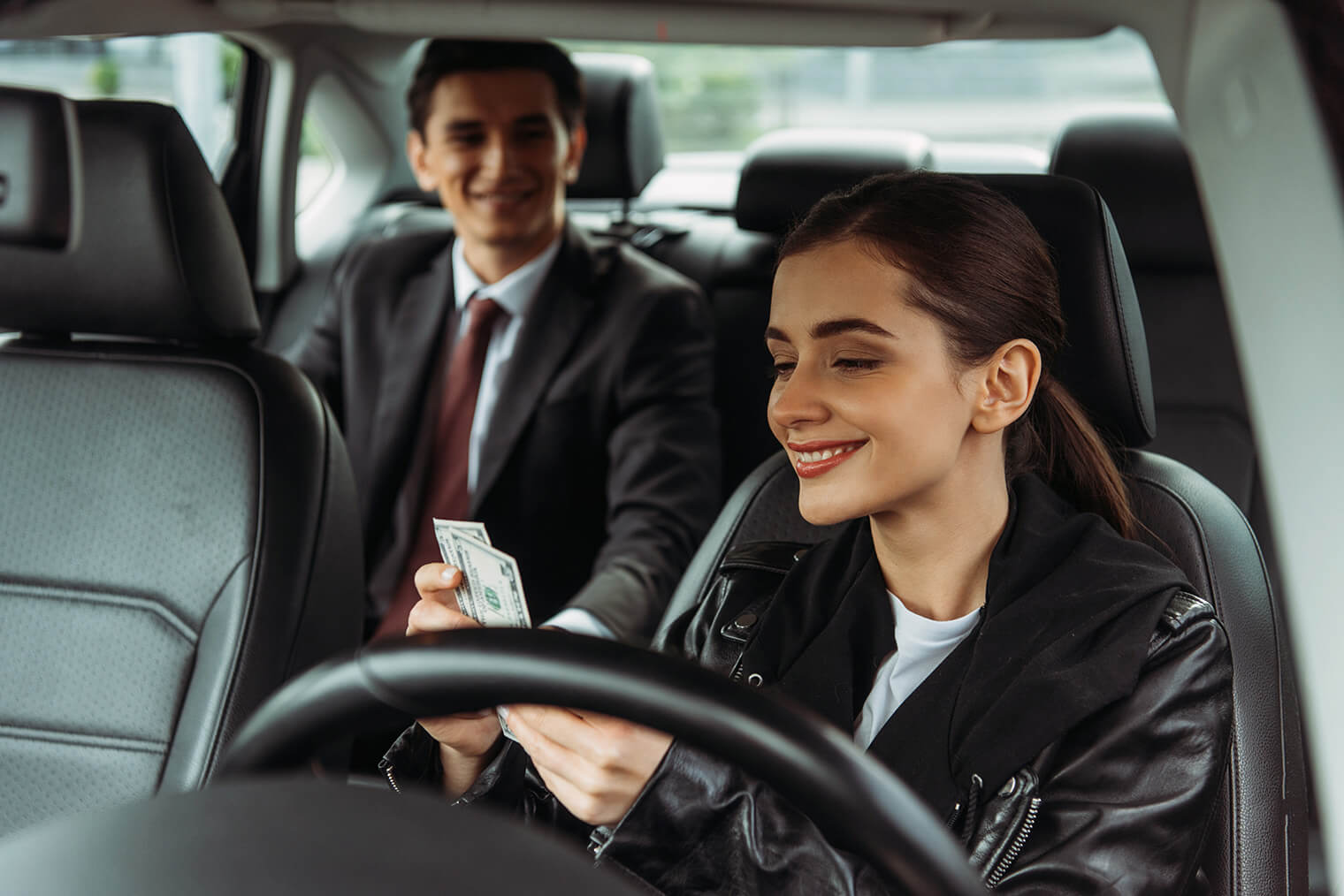 İvedik Oto Elektronik - Ankara'da Güvenilir Oto Elektronik Servisi 6 smiling-taxi-driver-holding-cash-with-businessman-2023-05-20-00-47-48-utc.jpg