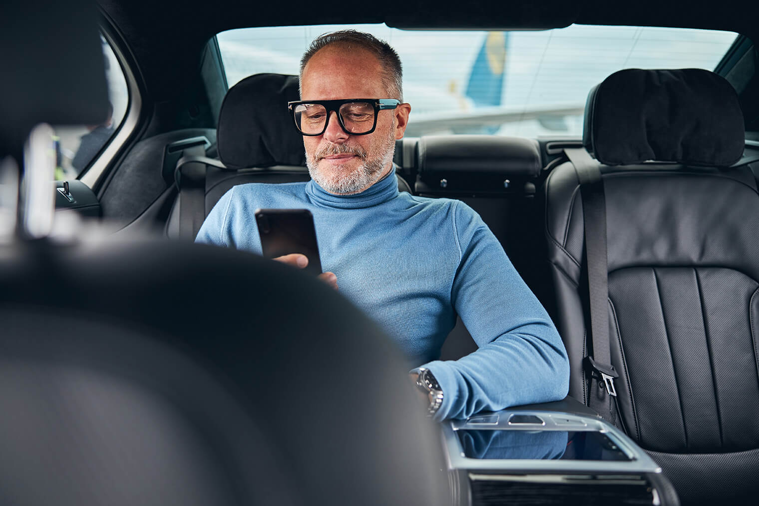 İvedik Oto Elektronik - Ankara'da Güvenilir Oto Elektronik Servisi 4 taxi-passenger-sitting-in-the-back-seat-2021-09-03-09-39-11-utc.jpg