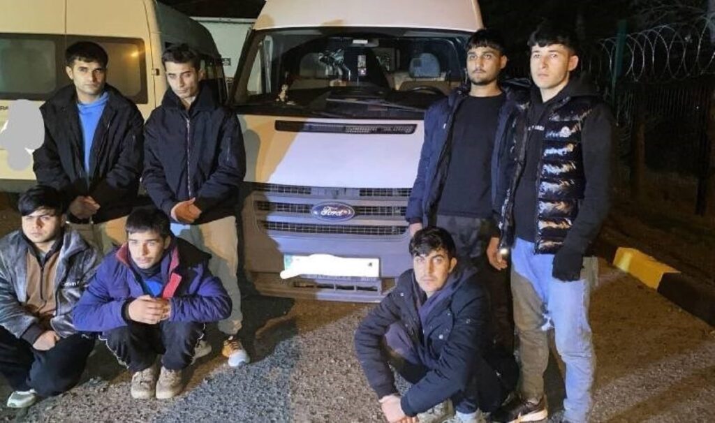 tekirdagda jandarma uygulamasinda 6 kacak gocmen yakalandi CROJQQI5