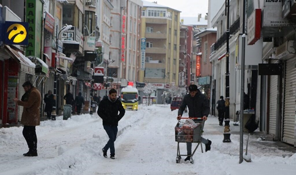 Van’da ‘kar’ esareti: Tam 493 yerleşim yeri ulaşıma kapandı!