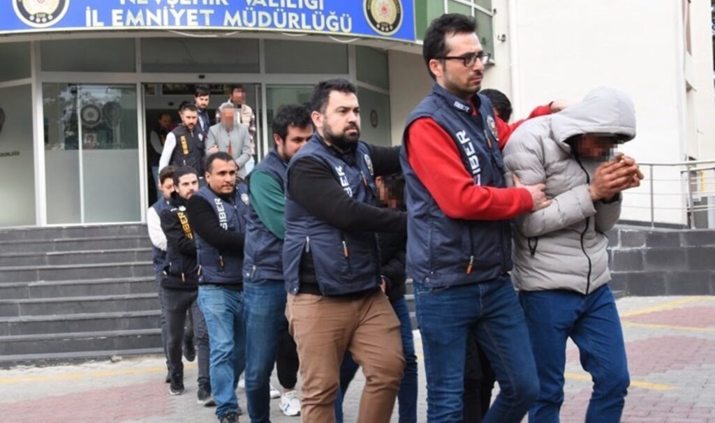 8 ilde 500 milyon TL'lik dolandıcılık... 56 gözaltı 7 8 ilde 500 milyon tllik dolandicilik 56 gozalti 8jfR6Tiz