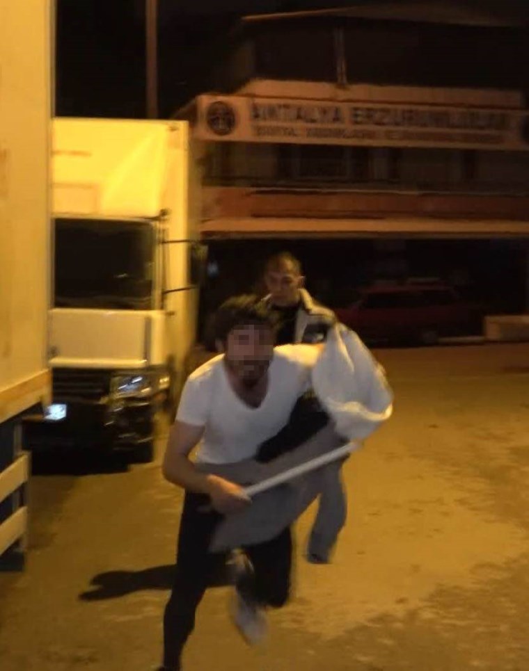 antalyada kuafor dukkanini yakmaya calisti kendisini kovalayanlarin basina sopayla vurup kacti 0 dVVI2trr