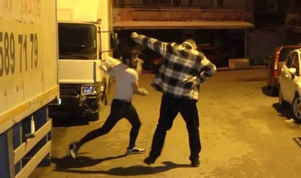 antalyada kuafor dukkanini yakmaya calisti kendisini kovalayanlarin basina sopayla vurup kacti VfnVPsGR