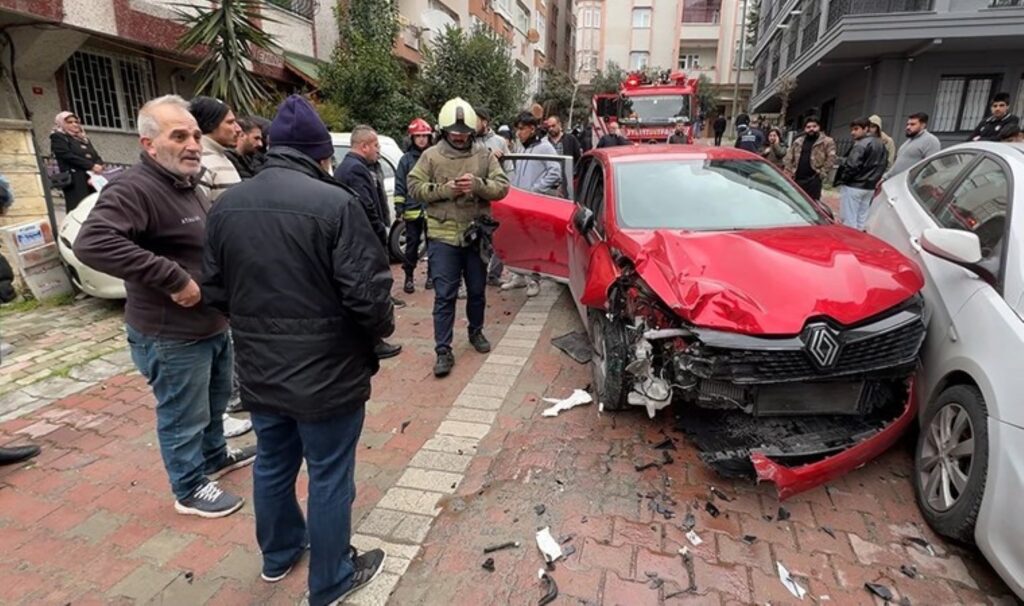 avcilarda ortalik savas alanina dondu otomobil yayaya ve iki araca carpti surucu kacti YMglfp2S