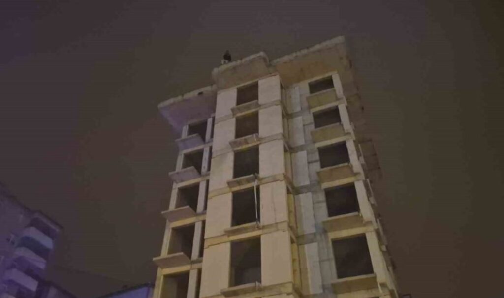 bartin emniyet mudurlugu binasi onunde hareketli anlar babasiyla tartisti 8 kattan atlamaya kalkisti Cqr1imik