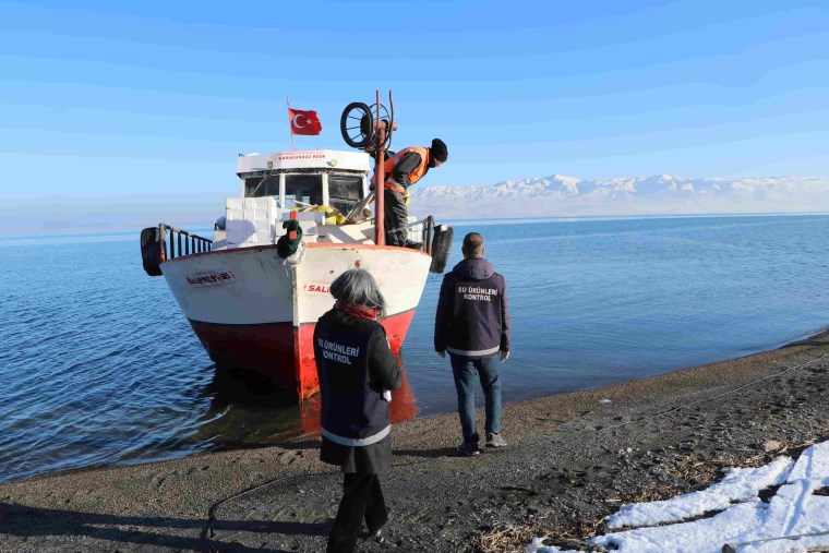 bir zamanlar baligin olmadigi ercek golu simdi balikcilarin gecim kaynagi 1 IrOt3rei