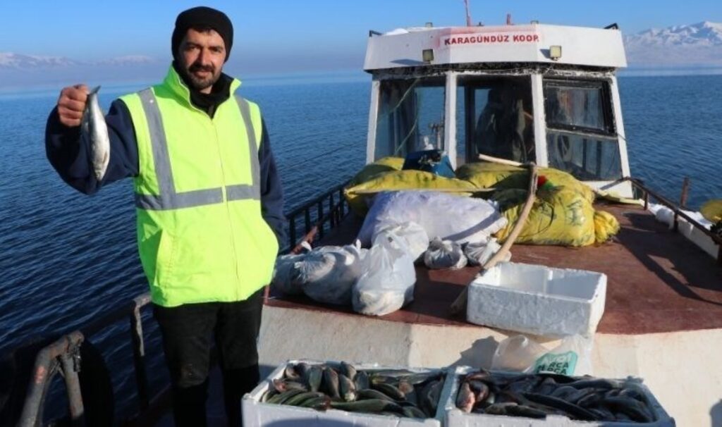 Bir zamanlar balığın olmadığı Erçek Gölü, şimdi balıkçıların geçim kaynağı 5 bir zamanlar baligin olmadigi ercek golu simdi balikcilarin gecim kaynagi tuyz8ViQ