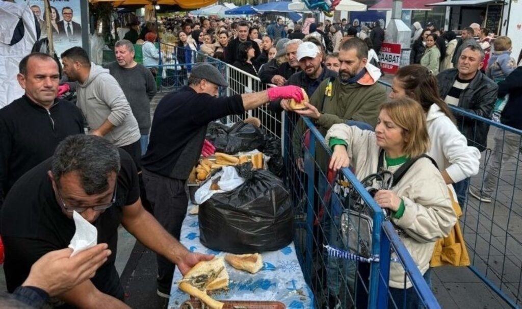 Bodrum’da hamsi festivalinde 3 ton hamsi dağıtıldı, metrelerce kuyruk oluştu 3 bodrumda hamsi festivalinde 3 ton hamsi dagitildi metrelerce kuyruk olustu dSjHxCZ7