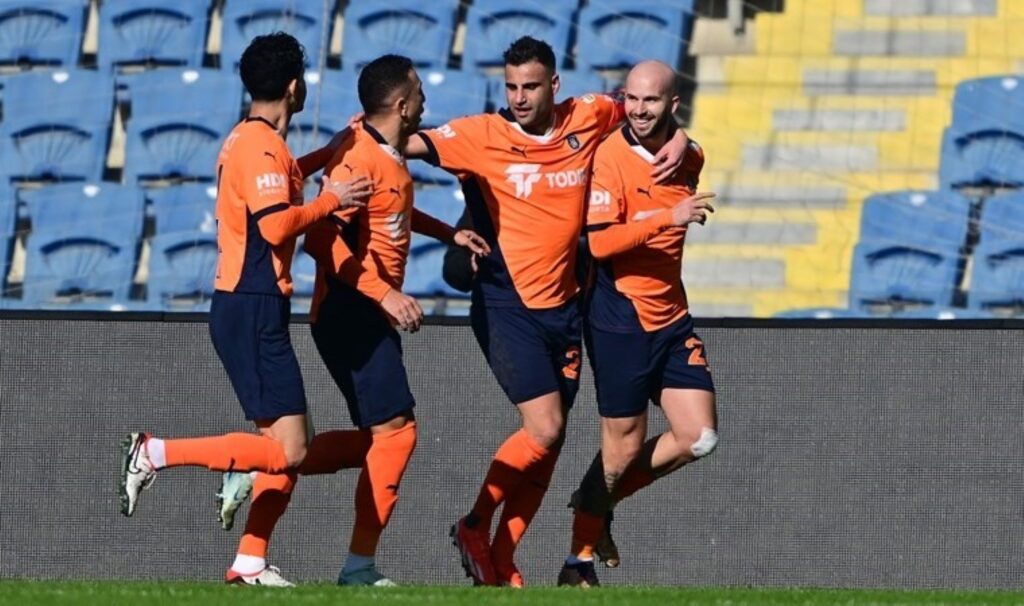 Ghezzal penaltı kaçırdı, Başakşehir kazandı! 4 ghezzal penalti kacirdi basaksehir kazandi 5hlGRyV9