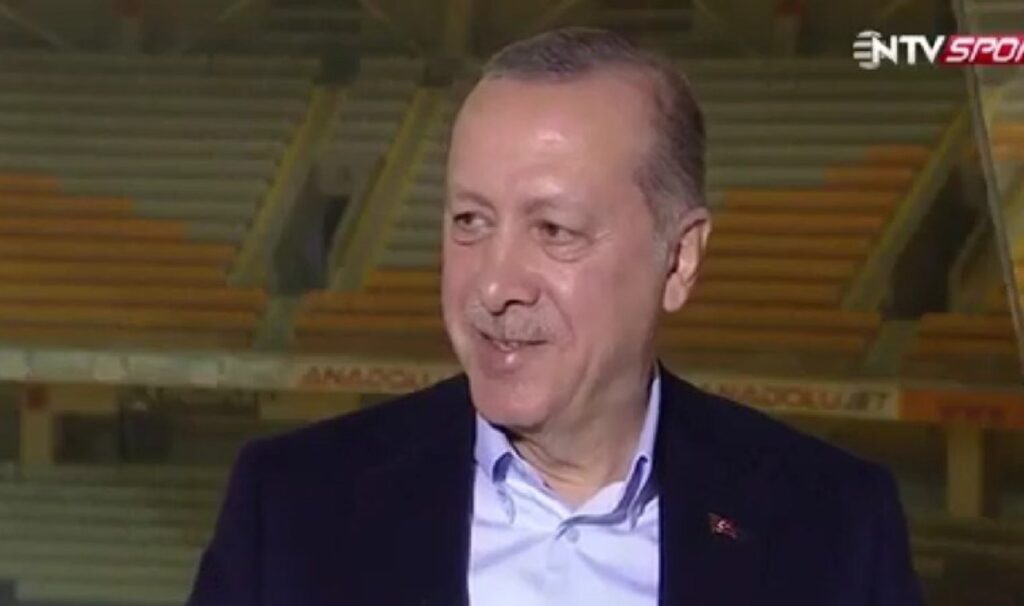 ‘Hiç kırmızı kart görmedim’ demişti… Erdoğan’ın kırmızı kart gördüğünü anlattığı anlar gündem oldu 2 hic kirmizi kart gormedim demisti erdoganin kirmizi kart gordugunu anlattigi anlar gundem oldu ftjYVKcp