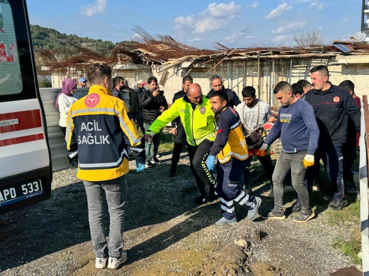 insaat halindeki binada kaliplar goctu 3 isci yaralandi 0 Xv7OsseH