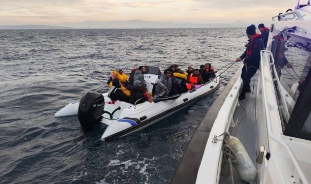 izmir aciklarinda 32 kacak gocmen yakalandi 2O7iTVZ7