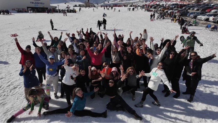kadinlarin kar ustundeki zumba soleni buyuledi 2 ApOQjPNt