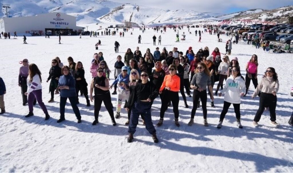 Kadınların kar üstündeki zumba şöleni büyüledi! 8 kadinlarin kar ustundeki zumba soleni buyuledi sqCreMvy
