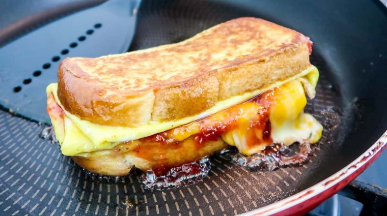 kahvalti sofralarina 10 dakikada hazirlayabileceginiz enfes lezzet tavada yumurtali tost tarifi 0 ie7e7gTB