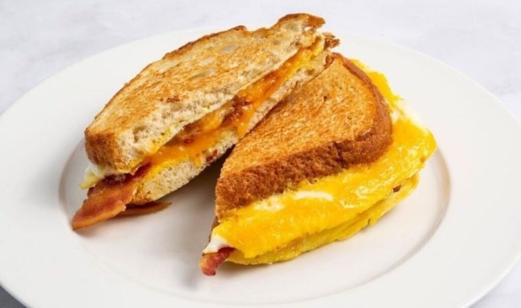 Kahvaltı sofralarına 10 dakikada hazırlayabileceğiniz enfes lezzet: Tavada yumurtalı tost tarifi 3 kahvalti sofralarina 10 dakikada hazirlayabileceginiz enfes lezzet tavada yumurtali tost tarifi LfShKJfc