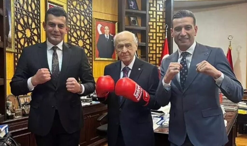 MHP lideri Devlet Bahçeli’den ‘boks eldivenli’ poz! 9 mhp lideri devlet bahceliden boks eldivenli poz ddO8GMnu