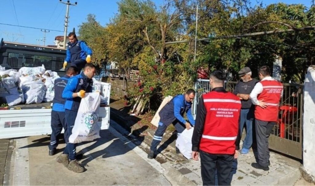 Muğla Büyükşehir'den soğuk kış günlerinde yakacak desteği 4 mugla buyuksehirden soguk kis gunlerinde yakacak destegi PIbg3U9f