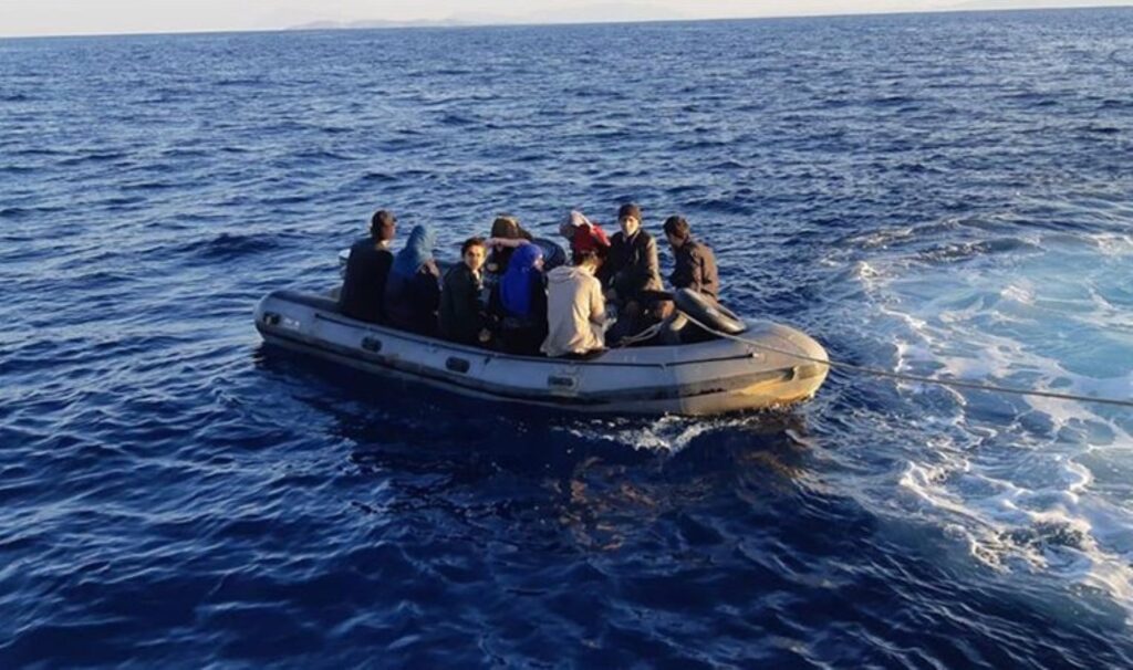 sahil guvenlik komutanligi ekipleri harekete gecti izmir aciklarinda 40 gocmen kurtarildi fvJOKAah