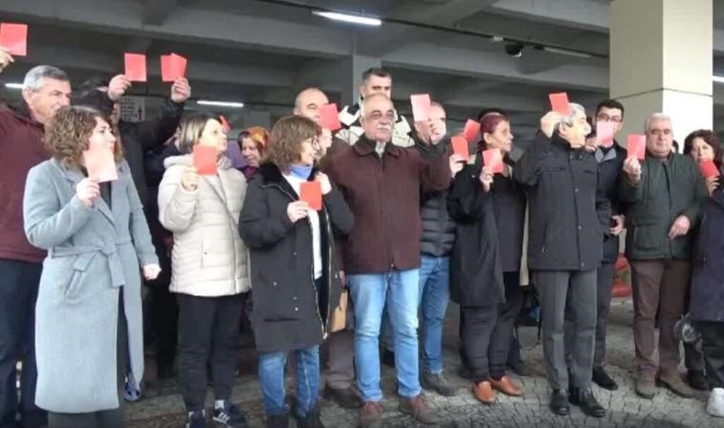 Soma'da geçinemediklerini söyleyen yurttaşlar, iktidara kırmızı kart gösterdi 5 somada gecinemediklerini soyleyen yurttaslar iktidara kirmizi kart gosterdi Xa4DfraO