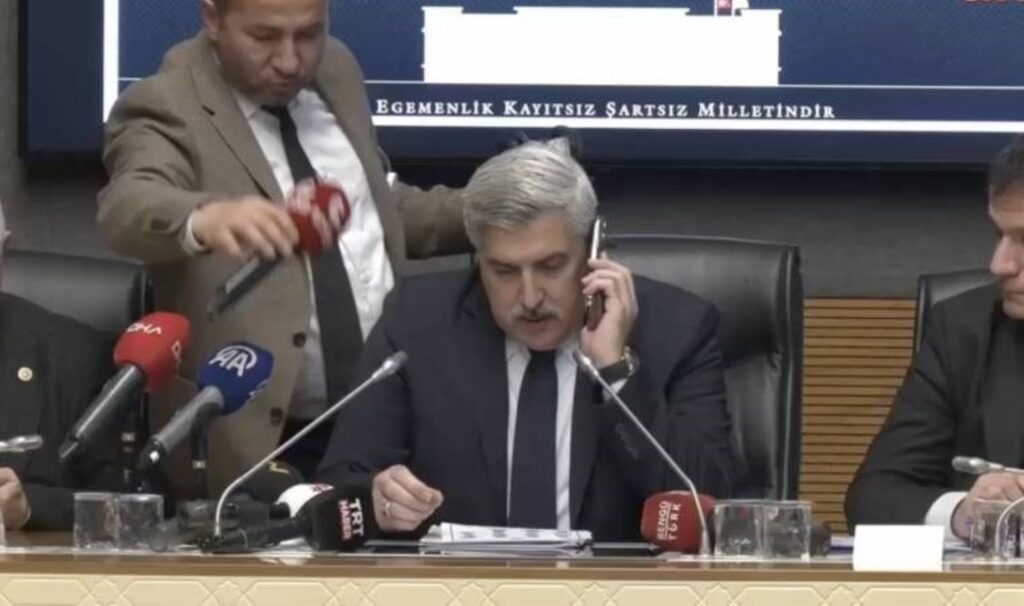 TBMM komisyonunda telefon skandalı! Vekilleri tek tek arayarak çağırdı 6 tbmm komisyonunda telefon skandali vekilleri tek tek arayarak cagirdi jPULsW6Q