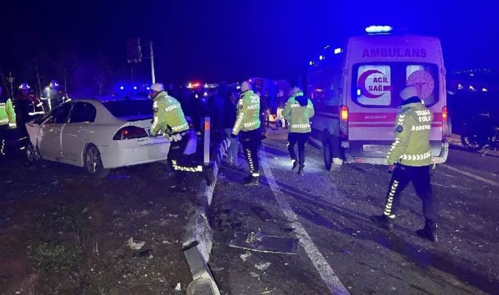 Uşak'ta feci kaza... İşçi servisi ile otomobil çarpıştı: Çok sayıda yaralı var! 9 usakta feci kaza isci servisi ile otomobil carpisti cok sayida yarali var EMU1mkSB