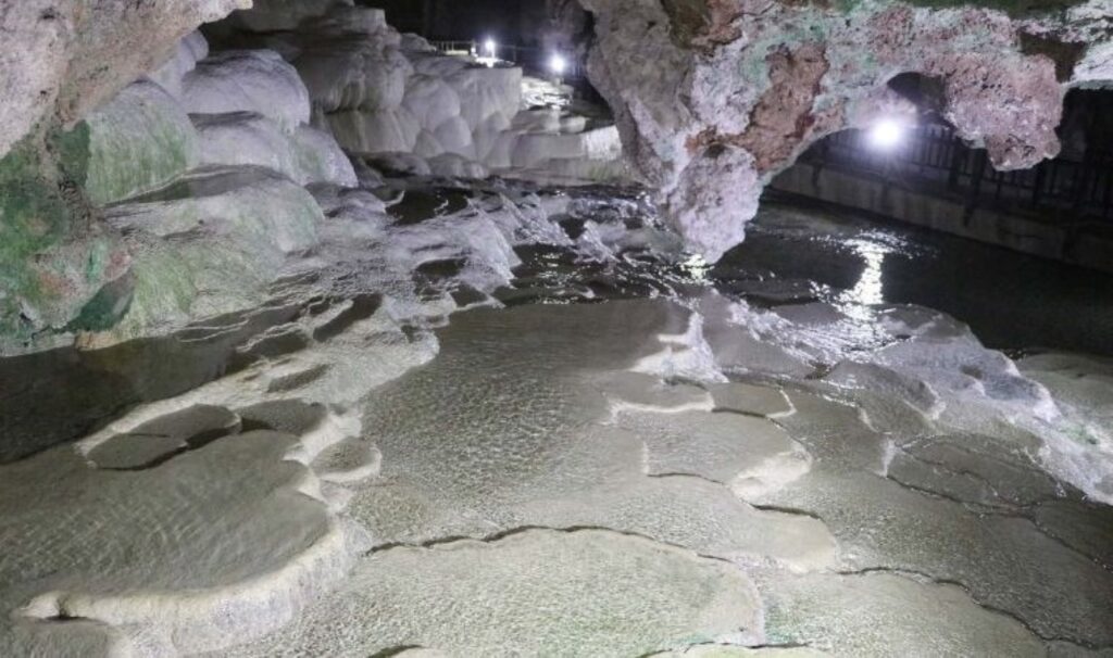 Yer altındaki gizli 'Pamukkale': Kaklık Mağarası beyaz travertenleriyle dikkat çekiyor 10 yer altindaki gizli pamukkale kaklik magarasi beyaz travertenleriyle dikkat cekiyor 2w7Ekvte