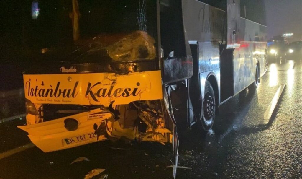 Yola reflektör koyarken yolcu otobüsü çarptı! İstanbul'da Kuzey Marmara Otoyolu'nda feci ölüm... 3 yola reflektor koyarken yolcu otobusu carpti istanbulda kuzey marmara otoyolunda feci olum X4COeEdc