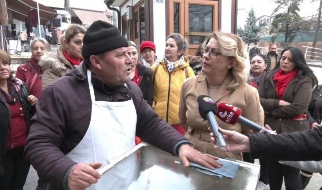 Yurttaşlar dertlerini CHP'li Kaya’ya anlattı: ‘AKP'ye oy veren ellerim kırılsaydı’ 6 yurttaslar dertlerini chpli kayaya anlatti akpye oy veren ellerim kirilsaydi HxadcRqH