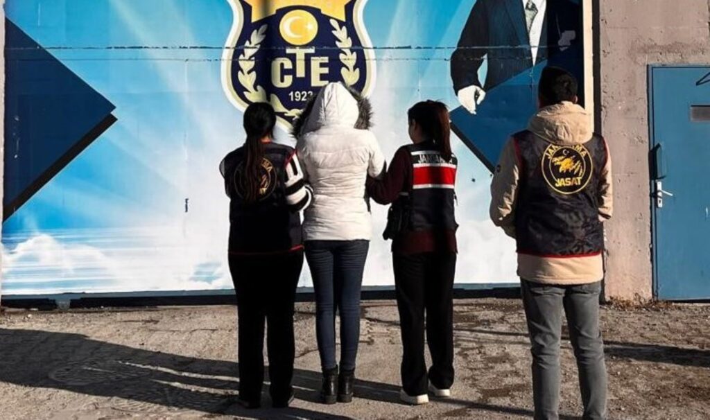6 yil hapisle araniyordu uyusturucu taciri kadin karsta tutuklandi gkuSsCZM