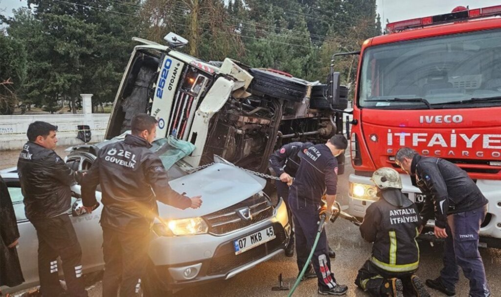 antalyada korkutan kaza gubre yuklu kamyon otomobilin uzerine devrildi nM47TrxH