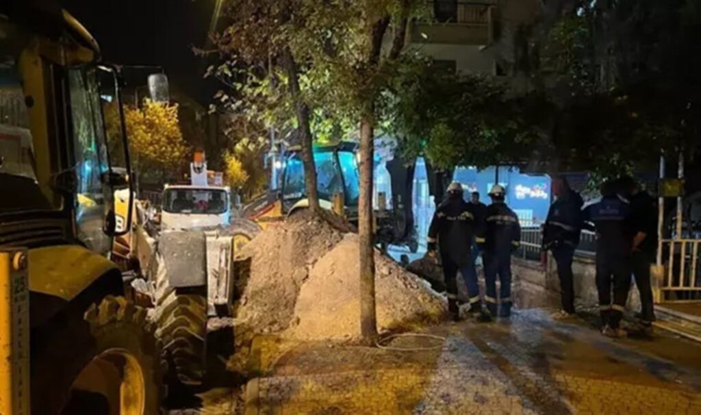 Belediye personeli gibi giyinip kent merkezinde kaçak kazı yapmışlardı... 5 şüpheliye de tahliye! 2 belediye personeli gibi giyinip kent merkezinde kacak kazi yapmislardi 5 supheliye de tahliye OXz714rF