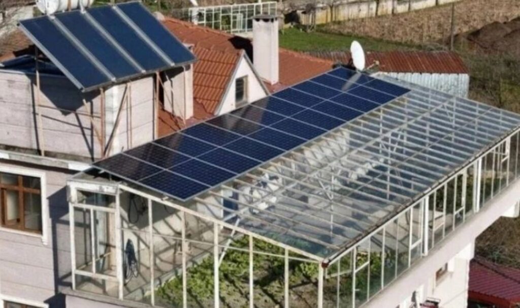 evinin terasinda 4 mevsim hasat yapiyor yagmur suyu kullaniyor IGAFjVQ3